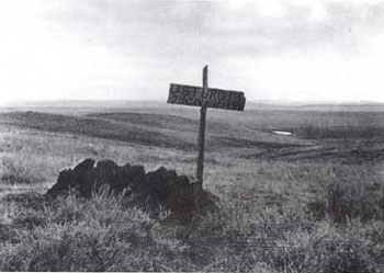 Picture of a wooden cross that marks the grave of a soldier who fell during the  Battle of the Little Bighorn in Montana