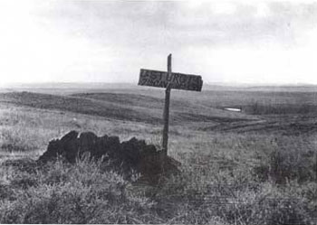 Picture of a wooden cross that marks the grave of a soldier who fell during the Battle of the Little Bighorn in Montana